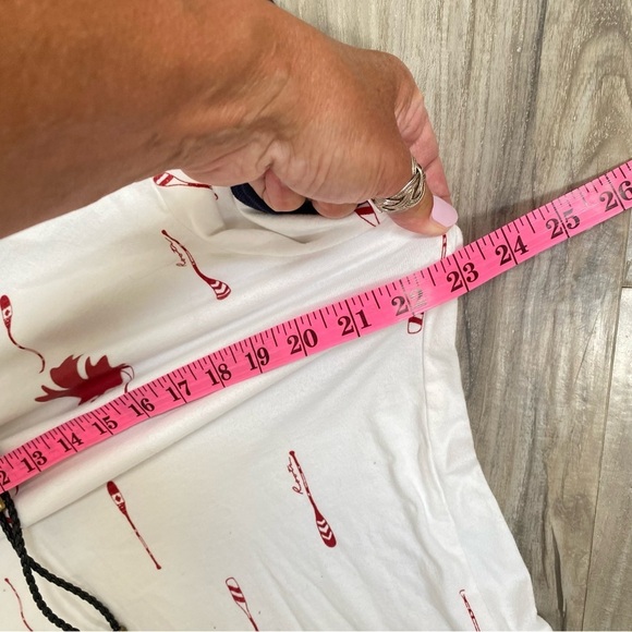 Roots CANADA Tshirt w maple 🍁 leaf & cabin cottage vibe - Picture 11 of 12